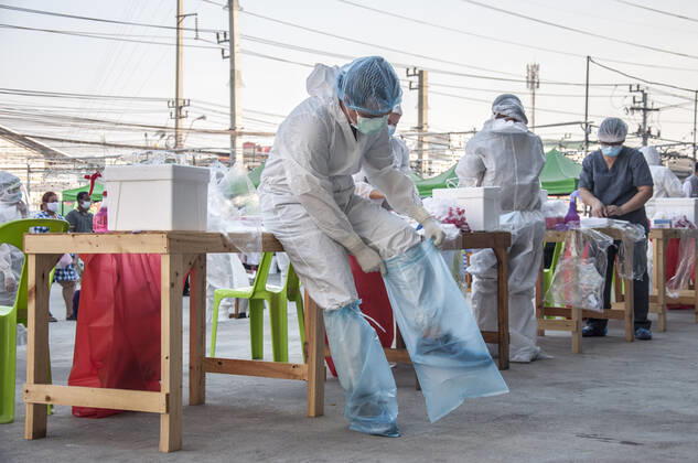 January 14, 2021, Bang Pu, Samut Prakarn, Thailand: A medical worker seen putting on his Personal Protective Equipment (PPE) before carrying out Covid-19 swab tests for people at a testing centre..Thailand has recorded 271 new cases of coronavirus today (14 January 2021) bringing the total to 11262 cases. Bang Pu Thailand - ZUMAs197 20210114_zaa_s197_119 Copyright: xPeeraponxBoonyakiatx