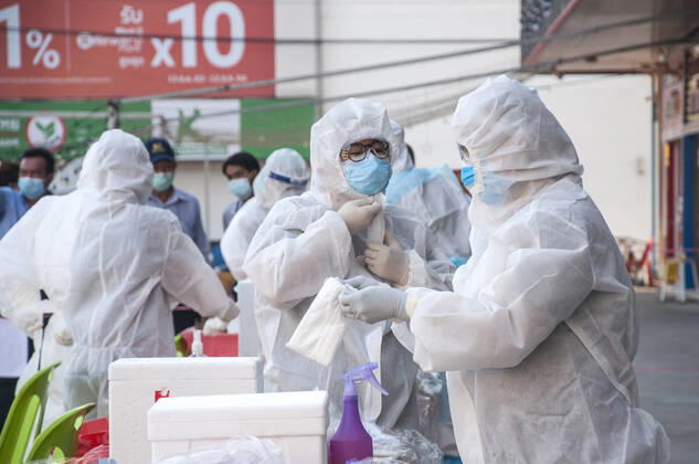 January 14, 2021, Bang Pu, Samut Prakarn, Thailand: Medical workers prepared themselves before they carry out Covid-19 swab tests for people at a Covid-19 testing centre..Thailand has recorded 271 new cases of coronavirus today (14 January 2021) bringing the total to 11262 cases. Bang Pu Thailand - ZUMAs197 20210114_zaa_s197_120 Copyright: xPeeraponxBoonyakiatx