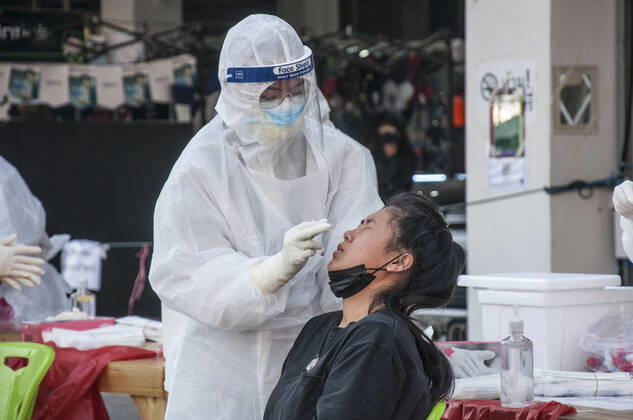 January 14, 2021, Bang Pu, Samut Prakarn, Thailand: A medical worker wearing a personal protective equipment (PPE) takes a nasal swab sample from a woman at a Covid-19 testing centre..Thailand has recorded 271 new cases of coronavirus today (14 January 2021) bringing the total to 11262 cases. Bang Pu Thailand - ZUMAs197 20210114_zaa_s197_122 Copyright: xPeeraponxBoonyakiatx