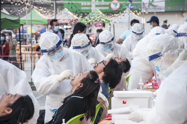 January 14, 2021, Bang Pu, Samut Prakarn, Thailand: Medical workers wearing personal protective equipment (PPE) seen carrying out swab tests at a Covid-19 testing centre..Thailand has recorded 271 new cases of coronavirus today (14 January 2021) bringing the total to 11262 cases. Bang Pu Thailand - ZUMAs197 20210114_zaa_s197_127 Copyright: xPeeraponxBoonyakiatx