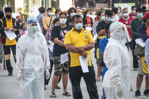 January 14, 2021, Bang Pu, Samut Prakarn, Thailand: People queue up to have their Covid-19 swab tests done at a testing centre..Thailand has recorded 271 new cases of coronavirus today (14 January 2021) bringing the total to 11262 cases. Bang Pu Thailand - ZUMAs197 20210114_zaa_s197_130 Copyright: xPeeraponxBoonyakiatx