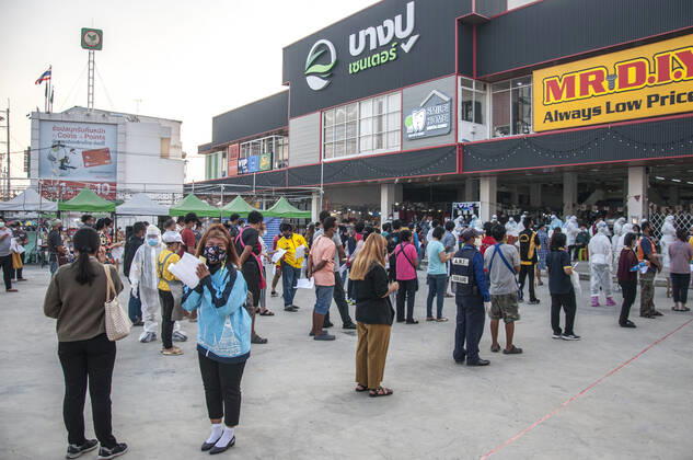 January 14, 2021, Bang Pu, Samut Prakarn, Thailand: People queue up to have their Covid-19 swab tests done at a testing centre..Thailand has recorded 271 new cases of coronavirus today (14 January 2021) bringing the total to 11262 cases. Bang Pu Thailand - ZUMAs197 20210114_zaa_s197_132 Copyright: xPeeraponxBoonyakiatx