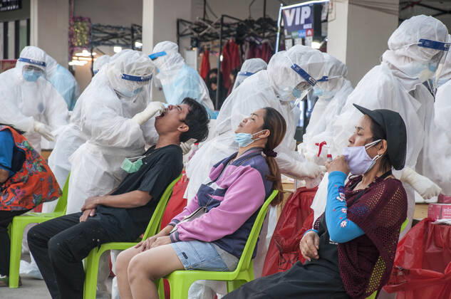 January 14, 2021, Bang Pu, Samut Prakarn, Thailand: Medical workers wearing personal protective equipment (PPE) seen carrying out swab tests at a Covid-19 testing centre..Thailand has recorded 271 new cases of coronavirus today (14 January 2021) bringing the total to 11262 cases. Bang Pu Thailand - ZUMAs197 20210114_zaa_s197_133 Copyright: xPeeraponxBoonyakiatx