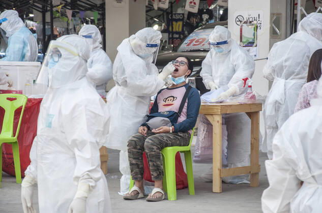 January 14, 2021, Bang Pu, Samut Prakarn, Thailand: A medical worker wearing a personal protective equipment (PPE) takes a throat swab sample from a woman at a Covid testing centre. .Thailand has recorded 271 new cases of coronavirus today (14 January 2021) bringing the total to 11262 cases. Bang Pu Thailand - ZUMAs197 20210114_zaa_s197_135 Copyright: xPeeraponxBoonyakiatx