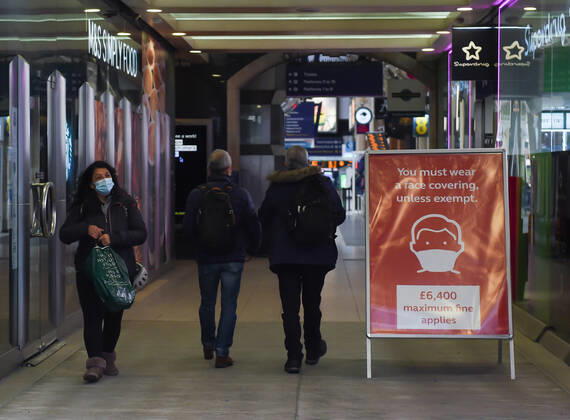 Image Licensed to Parsons Media. 14 01 2021. London, United Kingdom. London lockdown. Commuters photographed wearing face masks at Victoria station this afternoon. Transport Secretary Grant Shapps announced today in his Twitter account the UK will ban all travellers from South America, Panama, Cape Verde and Portugal from 4am tomorrow, following evidence of a new coronavirus super-strain that emerged in Brazil.  Copyright: xGustavoxValientex xParsonsxMediax PAR-7021-0005