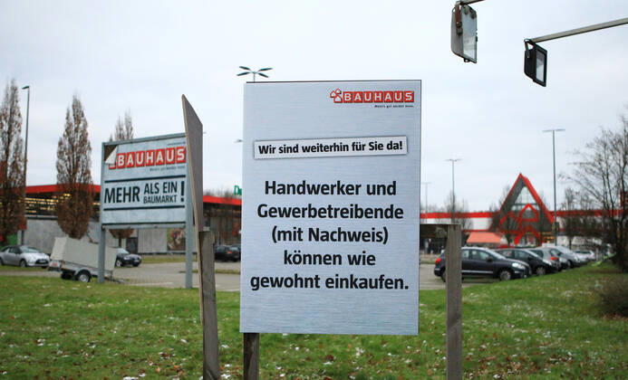 Werbetafel einer Filiale der Bauhaus AG in Hamburg-Bramfeld. Wegen des Lockdowns ist bei der Baumarktkette nur Click and Collect möglich. Bramfeld Hamburg
