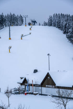 Gesperrtes Skigebiet am Poppenberg, leer, verlassen, Betretungsverbot, Lockdown, während der Corona-Krise, im Sauerland, Touristen Hotspot, Winterberg, NRW, Sauerland, Corona im Sauerland