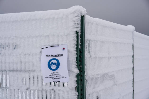 Hinweise auf die Maskenpflicht, während der Corona-Krise, hier am Kahlen Asten, Berg im Sauerland, Touristen Hotspot, Winterberg, NRW, Sauerland, Corona im Sauerland