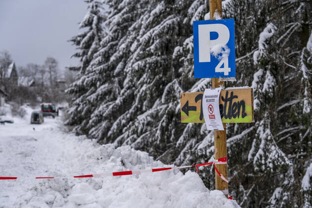 Hinweise auf ein Betretungsverbot, Parkplatz eines Skigebietes in Altastenberg, während der Corona-Krise, im Sauerland, Touristen Hotspot, Winterberg, NRW, Sauerland, Corona im Sauerland