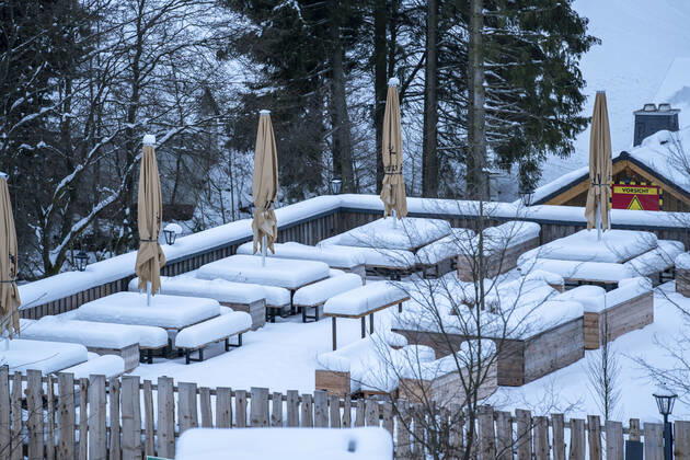 Gesperrtes Skigebiet am Poppenberg, Restaurant Terrasse, leer, verlassen, Lockdown, während der Corona-Krise, im Sauerland, Touristen Hotspot, Winterberg, NRW, Sauerland, Corona im Sauerland