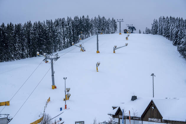 Gesperrtes Skigebiet am Poppenberg, leer, verlassen, Betretungsverbot, Lockdown, während der Corona-Krise, im Sauerland, Touristen Hotspot, Winterberg, NRW, Sauerland, Corona im Sauerland