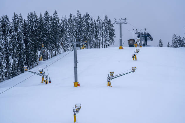 Gesperrtes Skigebiet am Poppenberg, leer, verlassen, Betretungsverbot, Lockdown, während der Corona-Krise, im Sauerland, Touristen Hotspot, Winterberg, NRW, Sauerland, Corona im Sauerland
