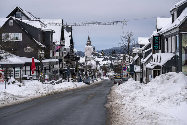 Einfahrtstrasse nach Winterberg, Straße Am Waltenberg, leer, verlassen, Lockdown, während der Corona-Krise, im Sauerland, Touristen Hotspot, Winterberg, NRW, Sauerland, Corona im Sauerland