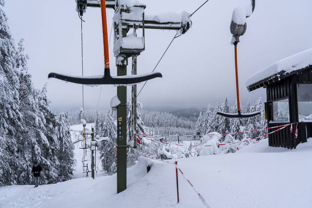 News Bilder des Tages Gesperrtes Skigebiet amNordhang, leer, verlassen, Betretungsverbot, Lockdown, während der Corona-Krise, im Sauerland, Touristen Hotspot, Winterberg, NRW, Sauerland, Corona im Sauerland