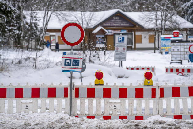 Hinweise auf ein Betretungsverbot, Parkplatz eines Skigebietes in Winterberg, während der Corona-Krise, im Sauerland, Touristen Hotspot, Winterberg, NRW, Sauerland, Corona im Sauerland