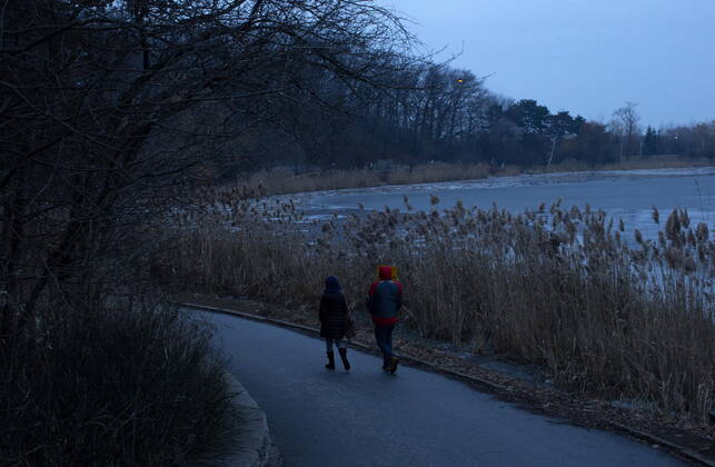 January 14, 2021, Toronto, on, Canada: Passers-by walk in High Park, in Toronto, Thursday, Jan. 14, 2021. Thursday marks the first day of the Ontario govenment s emergency stay at home order, issued as a response to the increased spread of COVID-19. Toronto Canada  - ZUMAc35_ 20210114_zaf_c35_063 Copyright: xChrisxYoungx
