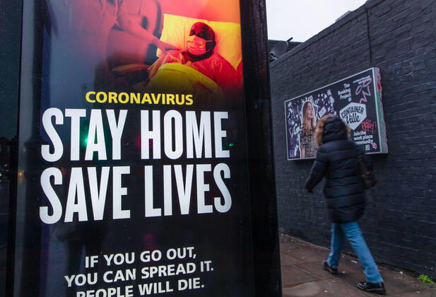 January 14, 2021, London, United Kingdom: A coronavirus advertisement from the UK government calling people to Stay Home, Save Lives seen in London. London United Kingdom - ZUMAs197 20210114_zaa_s197_189 Copyright: xMayxJamesx