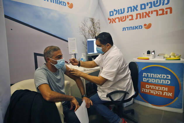 (210114) -- REHOVOT (ISRAEL), Jan. 14, 2021 -- A man receives a COVID-19 vaccine at a health services center in Rehovot, central Israel, on Jan. 14, 2021. Israel s health ministry reported 10,933 new COVID-19 cases on Thursday, bringing the total number in the country to 528,204. (Photo by Xinhua) ISRAEL-REHOVOT-COVID-19-CASES GilxCohenxMagen 