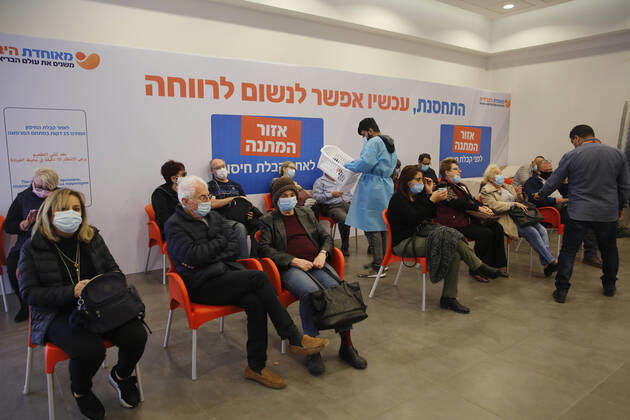 (210114) -- REHOVOT (ISRAEL), Jan. 14, 2021 -- People wait to receive the COVID-19 vaccine at a health services center in Rehovot, central Israel, on Jan. 14, 2021. Israel s health ministry reported 10,933 new COVID-19 cases on Thursday, bringing the total number in the country to 528,204. (Photo by Xinhua) ISRAEL-REHOVOT-COVID-19-CASES GilxCohenxMagen 