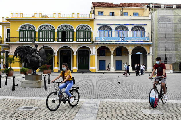 (210115) -- HAVANA, Jan. 15, 2021 -- People wearing face masks are seen on a street in Havana, Cuba, Jan. 14, 2021. Local government in Havana announced new restrictive measures in response to the COVID-19 pandemic as 550 new cases were logged nationwide on Wednesday, setting a new daily record for the sixth day in a row. (Photo by Xinhua) CUBA-HAVANA-COVID-19-CASES JoaquinxHernandez 