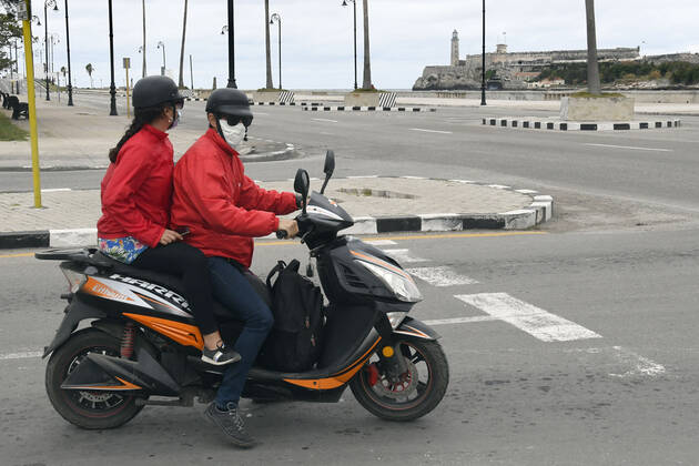 (210115) -- HAVANA, Jan. 15, 2021 -- People wearing face masks are seen on a street in Havana, Cuba, Jan. 14, 2021. Local government in Havana announced new restrictive measures in response to the COVID-19 pandemic as 550 new cases were logged nationwide on Wednesday, setting a new daily record for the sixth day in a row. (Photo by Xinhua) CUBA-HAVANA-COVID-19-CASES JoaquinxHernandez 