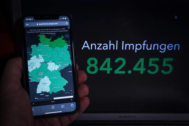 Coronavirus in Deutschland - COVID-19 Impfungen -Dashboard 15.01.2021: Esri Deutschland GmbH auf Basis des Digitalen Impfquotenmonitoring zur COVID-19-Impfung des RKI - Anzahl Impfungen 842.455 Datenstand vom Vortag.