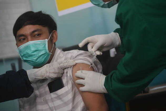 (210115) -- SOUTH TANGERANG, Jan. 15, 2021 -- A health worker receives a dose of China s Sinovac COVID-19 vaccine at a community health center in South Tangerang, Banten province, Indonesia, Jan. 15, 2021. ) INDONESIA-SOUTH TANGERANG-COVID 19-VACCINATION Zulkarnain 
