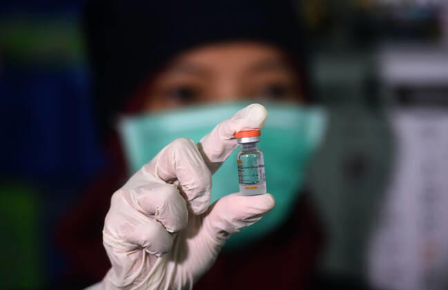 (210115) -- SOUTH TANGERANG, Jan. 15, 2021 -- A health worker presents a dose of China s Sinovac COVID-19 vaccine at a community health center in South Tangerang, Banten province, Indonesia, Jan. 15, 2021. ) INDONESIA-SOUTH TANGERANG-COVID 19-VACCINATION Zulkarnain 