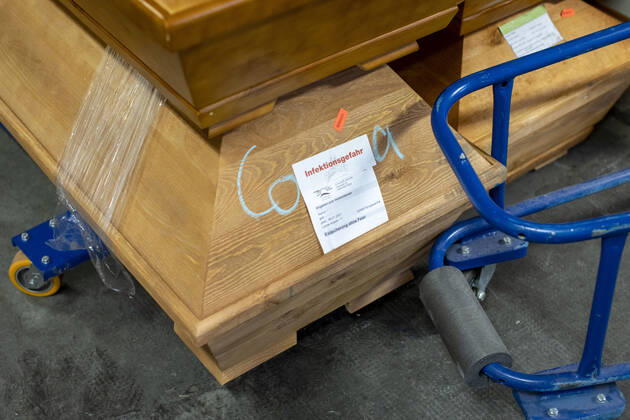Deutschland, Sachsen, Städtisches Bestattungswesen Meißen GmbH, Krematorium, Särge stapeln sich durch Corona in der Festhalle, 14.01.2021