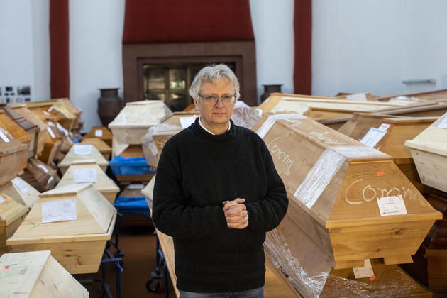 Deutschland, Sachsen, Städtisches Bestattungswesen Meißen GmbH, Krematorium, Särge stapeln sich durch Corona in der Festhalle, Geschäftsführer Jörg Schaldach, 14.01.2021