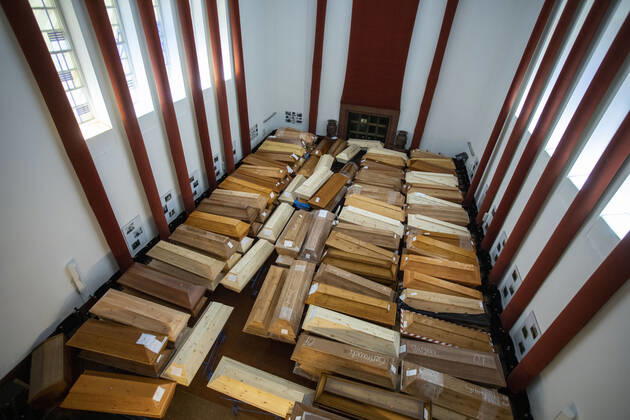 Deutschland, Sachsen, Städtisches Bestattungswesen Meißen GmbH, Krematorium, Särge stapeln sich durch Corona in der Festhalle, 14.01.2021