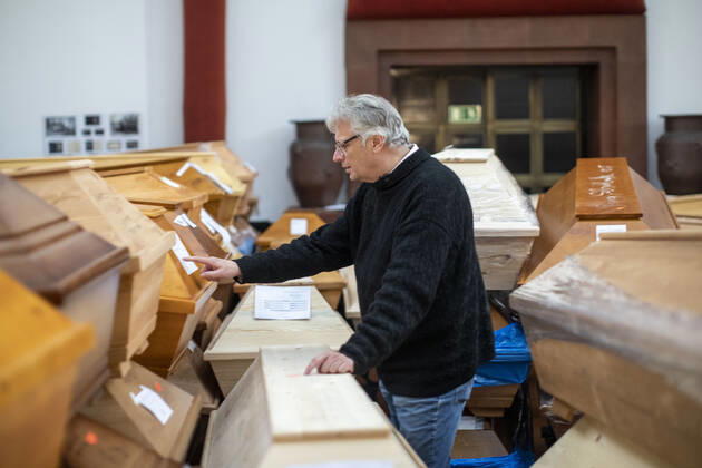 Deutschland, Sachsen, Städtisches Bestattungswesen Meißen GmbH, Krematorium, Särge stapeln sich durch Corona in der Festhalle, Geschäftsführer Jörg Schaldach, 14.01.2021