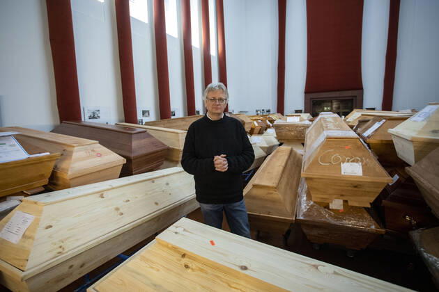 Deutschland, Sachsen, Städtisches Bestattungswesen Meißen GmbH, Krematorium, Särge stapeln sich durch Corona in der Festhalle, Geschäftsführer Jörg Schaldach, 14.01.2021