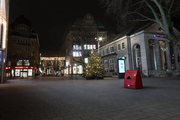 Hamburg Themenfoto: Corona, Lockdown, Hamburg, 14.01.2021 Die abendlich beleuchtete, menschenleere innenstadt von Hamburg rund um die Europapassage, Themenfoto: Corona, Lockdown, Hamburg - Copyright: xAugstx xEibner-Pressefotox EP_jat