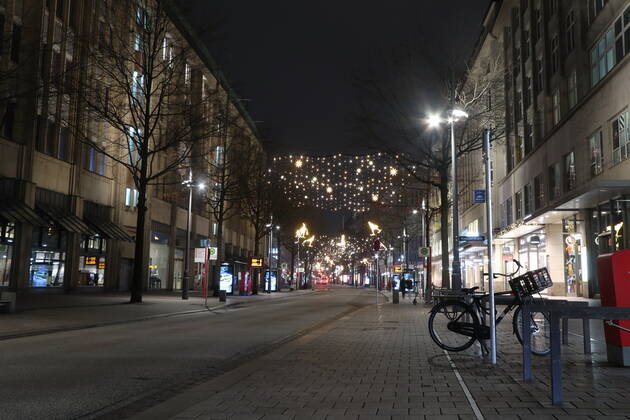 Hamburg Themenfoto: Corona, Lockdown, Hamburg, 14.01.2021 Die abendlich beleuchtete, menschenleere innenstadt von Hamburg rund um die Europapassage, Themenfoto: Corona, Lockdown, Hamburg - Copyright: xAugstx xEibner-Pressefotox EP_jat