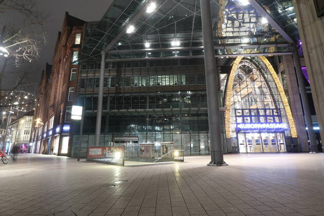 Hamburg Themenfoto: Corona, Lockdown, Hamburg, 14.01.2021 Die abendlich beleuchtete, menschenleere innenstadt von Hamburg rund um die Europapassage, Themenfoto: Corona, Lockdown, Hamburg - Copyright: xAugstx xEibner-Pressefotox EP_jat