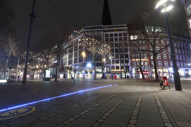 Hamburg Themenfoto: Corona, Lockdown, Hamburg, 14.01.2021 Die abendlich beleuchtete, menschenleere innenstadt von Hamburg rund um die Europapassage, Themenfoto: Corona, Lockdown, Hamburg - Copyright: xAugstx xEibner-Pressefotox EP_jat