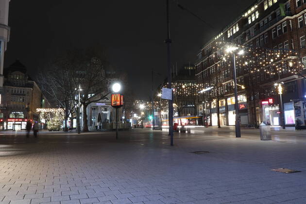 Hamburg Themenfoto: Corona, Lockdown, Hamburg, 14.01.2021 Die abendlich beleuchtete, menschenleere innenstadt von Hamburg rund um die Europapassage, Themenfoto: Corona, Lockdown, Hamburg - Copyright: xAugstx xEibner-Pressefotox EP_jat
