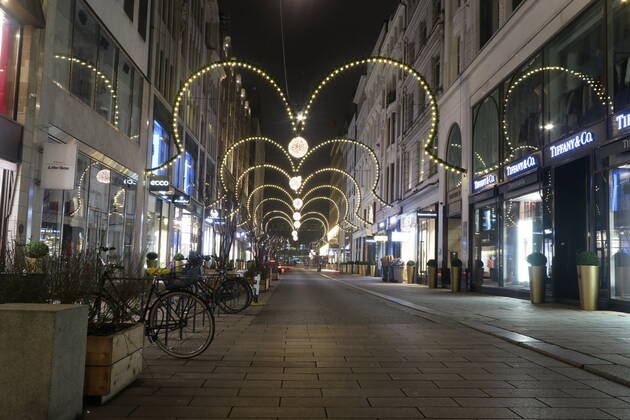 Hamburg Themenfoto: Corona, Lockdown, Hamburg, 14.01.2021 Die abendlich beleuchtete, menschenleere innenstadt von Hamburg rund um die Europapassage, Themenfoto: Corona, Lockdown, Hamburg - Copyright: xAugstx xEibner-Pressefotox EP_jat