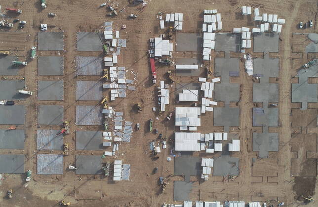 News Bilder des Tages (210115) -- SHIJIAZHUANG, Jan. 15, 2021 (Xinhua) -- Aerial photo taken on Jan. 15, 2021 shows the construction site of a centralized medical observation center in Shijiazhuang, capital of north China s Hebei Province. As part of the measures to cope with the recent COVID-19 resurgence, authorities in Shijiazhuang have rushed to build a new isolation center with a designed capacity of 3,000 rooms in Zhengding County. Close contacts and sub-close contacts of confirmed COVID-19 patients will be placed under medical observation in the new center, which will cover a total area of about 33.3 hectares, according to the housing and urban-rural development bureau of Shijiazhuang. With an area of 18 square meters, each room will be equipped wit  - ZUMAHIJI XxjpbeE007309_20210115_PEPFN0A001 Copyright: xYangxShiyaox