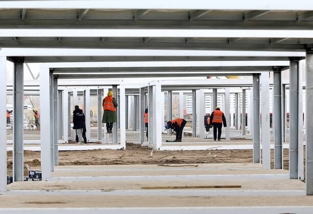 (210115) -- SHIJIAZHUANG, Jan. 15, 2021 (Xinhua) -- People work at the construction site of a centralized medical observation center in Shijiazhuang, capital of north China s Hebei Province, Jan. 15, 2021. As part of the measures to cope with the recent COVID-19 resurgence, authorities in Shijiazhuang have rushed to build a new isolation center with a designed capacity of 3,000 rooms in Zhengding County. Close contacts and sub-close contacts of confirmed COVID-19 patients will be placed under medical observation in the new center, which will cover a total area of about 33.3 hectares, according to the housing and urban-rural development bureau of Shijiazhuang. With an area of 18 square meters, each room will be equipped with facilities - ZUMAHIJI XxjpbeE007314_20210115_PEPFN0A001 Copyright: xYangxShiyaox