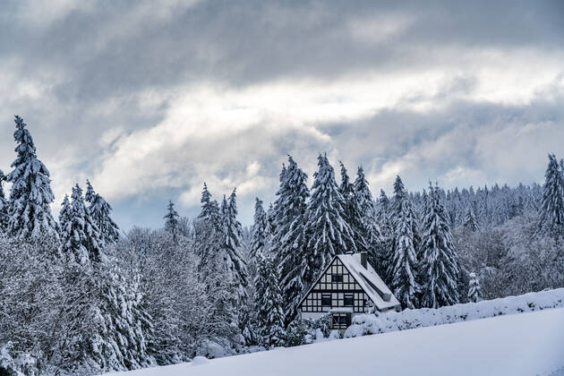 Winter im Sauerland, Hochsauerlandkreis, am Kahler Asten, bei Winterberg, wenige Touristen, Besucher, während des Lockdowns im Januar 2021, NRW, Deutschland Winter Sauerland