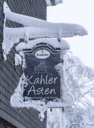 Wegweiser, Wanderzeichen, Winter im Sauerland, Hochsauerlandkreis, am Kahler Asten, bei Winterberg, wenige Touristen, Besucher, während des Lockdowns im Januar 2021, NRW, Deutschland Winter Sauerland