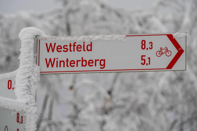 Winter im Sauerland, Hochsauerlandkreis, am Kahler Asten, bei Winterberg, wenige Touristen, Besucher, während des Lockdowns im Januar 2021, NRW, Deutschland Winter Sauerland