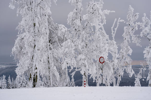 Winter im Sauerland, Hochsauerlandkreis, am Kahler Asten, bei Winterberg, wenige Touristen, Besucher, während des Lockdowns im Januar 2021, NRW, Deutschland Winter Sauerland