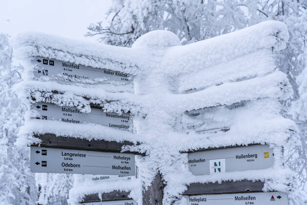 Wegweiser, Wanderzeichen, Winter im Sauerland, Hochsauerlandkreis, am Kahler Asten, bei Winterberg, wenige Touristen, Besucher, während des Lockdowns im Januar 2021, NRW, Deutschland Winter Sauerland