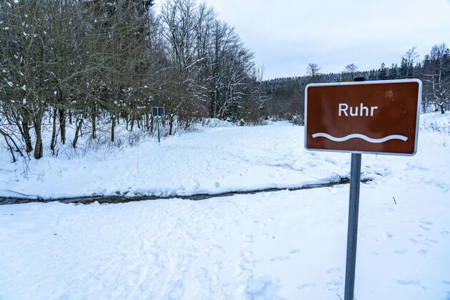 Ruhrquelle, Winter im Sauerland, Hochsauerlandkreis, am bei Winterberg, wenige Touristen, Besucher, während des Lockdowns im Januar 2021, NRW, Deutschland Winter Sauerland