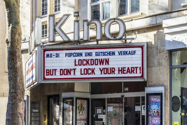 Kino und Kultur leiden unter der Corona-Pandemie. Das Delphi Arthaus Kino in Stuttgart bietet Gutscheine und Popcorn an. Motto: Lockdown - But don t lock your Heart!. 15.01.2021, Deutschland, Baden-Württemberg, Stuttgart.