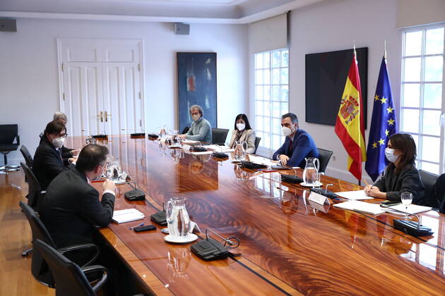 The President of the Government, Pedro Sanchez, chairs the Coronavirus Monitoring Committee meeting in Madrid, Spain, on 15 January 2021. The meeting was also attended by the Minister of Territorial Policy and Public Function, Carolina Darias, and the Minister of Health, Salvador Illa (2l). PRESIDENT OF THE GOVERNMENT;PEDRO SÃNCHEZ;MEETING;CORONAVIRUS MONITORING COMMITTEE;MADRID;MINISTER OF TERRITORIAL POLICY AND PUBLIC SERVICE;CAROLINA DARIAS;MINISTER OF HEALTH;SALVADOR ILLA;MONCOLA Moncloa 01 15 2021 Madrid (Spain) Madrid (Spain) Spain Copyright: xMoncloax 3518122