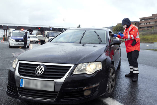 An agent of the Ertzaintza stops a vehicle on the AP-8, after the Iurreta Toll, during a control for compliance with mobility restrictions between territories, in Iurreta, Biscay, Basque Country (Spain), on January 15, 2021. The Basque Autonomous Community returned last Monday to the situation of perimeter closure of its three historical territories, Biscay, Gipuzkoa and Alava, and of the municipalities that are in the red zone, in order to limit mobility to stop the spread of coronavirus, which maintains an upward trend in a scenario of threat and high uncertainty . 15 JANUARY 2021;BASQUE;CONTROL;COVID;CORONAVIRUS;RESTRICTIONS Ion Alcoba LagenciaEP 01 15 2021 Iurreta, Biscay, (Basque Country Iurreta, Biscay, (Basque Country Spain Copyright: xIonxAlcobax 3518368